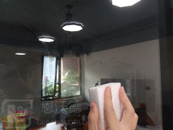 玻璃上的污漬怎用什么去除呢？玻璃上有水垢怎么辦？